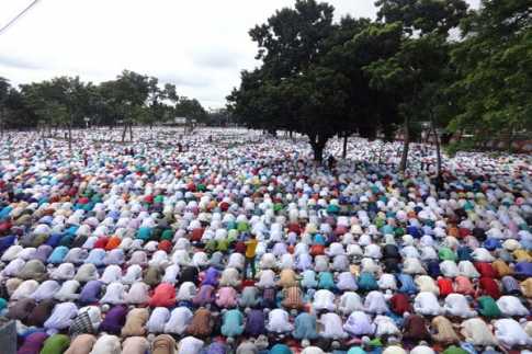 শোলাকিয়ায় ঈদের নামাজ পড়লেন তিন লক্ষাধিক মুসল্লি
